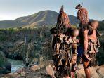 tak-pernah-mandi-karena-tak-ada-air-wanita-suku-himba.jpg