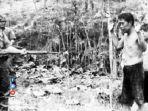 tentara-menangkap-tahanan-pki-dalam-operasi-trisula.jpg