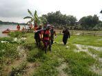 tim-sar-gabungan-saat-mengevakuasi-salah-satu-korban-perahu-terbalik.jpg