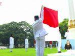trio-pengibar-pengerek-pembentang-bendera-hut-ri-ke-76-123231.jpg