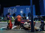 tukang-rongsokan-tengah-istirahat-di-kawasan-jalan-mh-thamrin.jpg