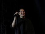 tulus-saat-tampil-di-prambanan-jazz-2019.jpg
