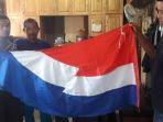 umbul-umbul-yang-warnanya-mirip-bendera-belanda.jpg