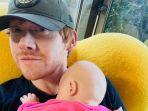unggahan-instagram-pertama-rupert-grint-bersama-putrinya.jpg