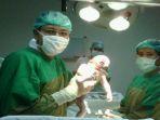 usai-lakukan-sesar-dokter-kaget-tak-temukan-bayi-di-perut-wanita-ini-ternyata-sudah-lahir-alami.jpg