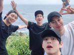 v-bts-membagikan-foto-dari-liburan-bersama-park-seo-joon-choi-woo-shik-dan-banyak-lagi.jpg