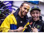 valentino-rossi-dan-lewis-hamilton-tukar-kendaraan-balap.jpg