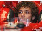 valentino-rossi-di-mobil-f1-ferrari.jpg