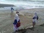viral-4-siswa-seberangi-sungai-demi-bersekolah-2.jpg