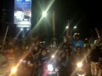 viral-anggota-geng-motor-acungkan-sajam.jpg
