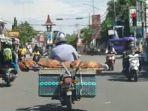 viral-pria-bawa-jenazah-ibu-pakai-motor.jpg