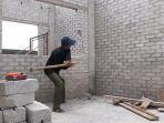 viral-tukang-bangunan-hancurkan-rumah.jpg