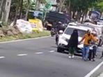 viral-wanita-jalan-di-tengah-jalan-hingga-buat-macet.jpg