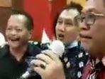 walikota-blitar-santoso-bernyanyi-memegang-mikrofon.jpg
