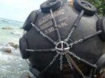 warga-bintan-temukan-bola-raksasa-terdampar-di-tepi-pantai-desa-teluk-bakau.jpg