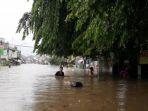 warga-menerobos-banjir-yang-menggenangi-jalan-raya-ra-kartini-bekasi-timur-rabu-112020.jpg