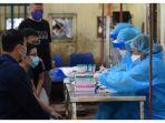 warga-menunggu-giliran-tes-covid-19.jpg