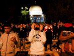 warga-palestina-salat-subuh-masjid-al-aqsa.jpg