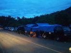 warga-yang-mengungsi-di-tepi-jalan-trans-sulawesi.jpg