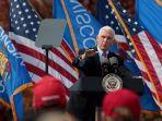 waukesha-wisconsin-13-oktober-wakil-presiden-mike-pence-berbicara-kepada-para-pendukungnya.jpg