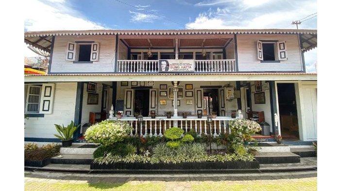 Museum Rumah Kelahiran Bung Hatta di Bukittinggi yang kini berdiri kokoh merupakan replika dari bangunan sebelumnya yang roboh karena dimakan usia. 