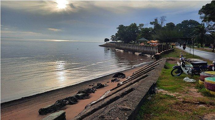 Pantai Puak atau Marina merupakan pantai yang layak dikunjungi oleh para wisatawan di dalam maupun luar kota Dumai.