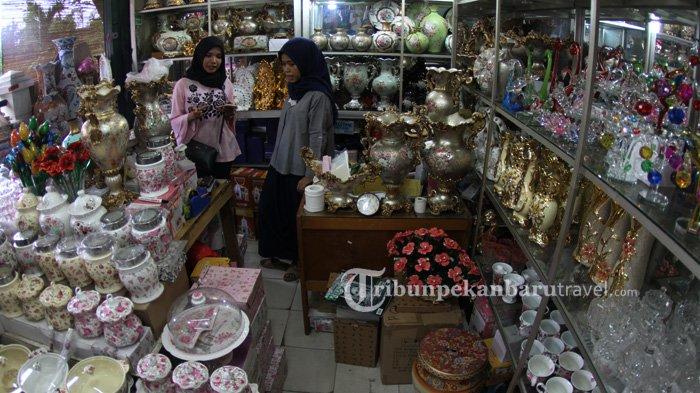 Berbagai pernak-pernik dapat dijumpai di Pasar Bawah Pekanbaru.