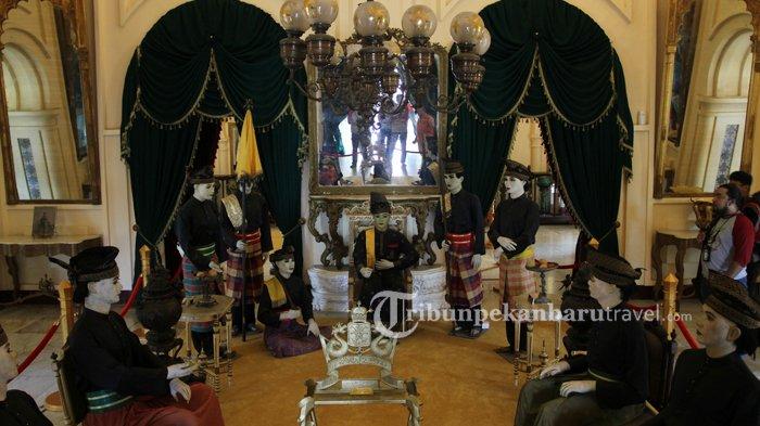Berbagai peninggalan sejarah dapat ditemui di Istana Siak.