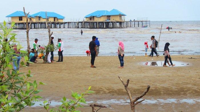 Pantai Tenggayun Bengkalis dikunjungi wisatawan beberapa waktu lalu.