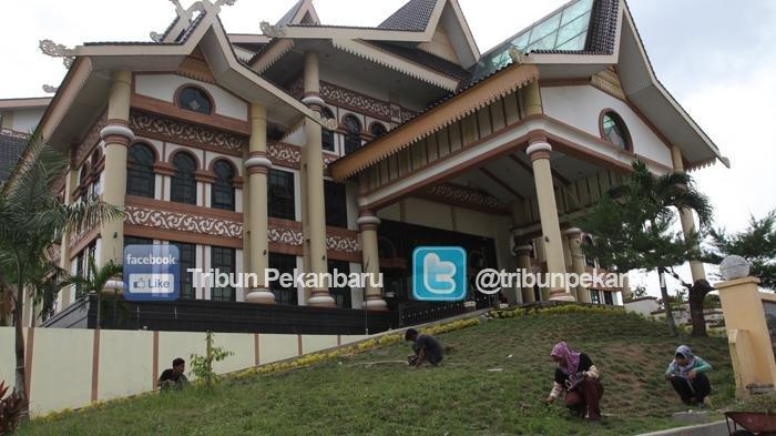 Petugas kebersihan saat membersihkan kawasan Bandar Seni Raja Ali Haji atau Purna MTQ.