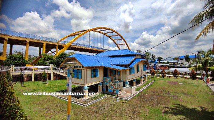 Rumah Singgah Tuan Kadi ini letaknya berada di Bawah Jembatan Siak III atau Jembatan Sultan Muhammad Ali Abdul Jalil Muazzamsyah.