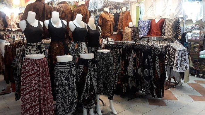 Beragam model batik yang dijual di Pusat Grosir Solo.