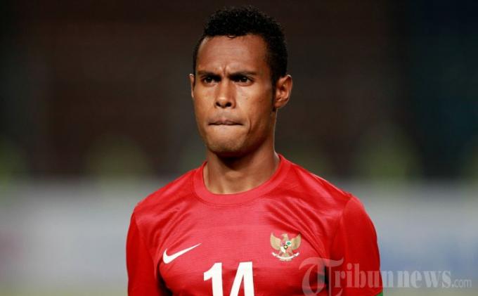 Ruben Sanadi berbaju timnas Indonesia.