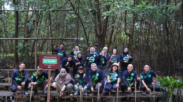 Manulifers berpartisipasi dalam kegiatan restorasi mangrove sebagai bagian dari upaya pelestarian 
lingkungan pesisir. Kegiatan ini berkontribusi pada rehabilitasi ekosistem sekaligus meningkatkan kesadaran akan 
pentingnya perlindungan lingkungan.
