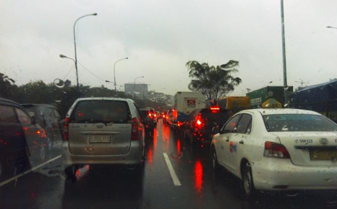 Hujan Guyur Jakarta Sejak Pagi, Jalanan Tergenang Air
