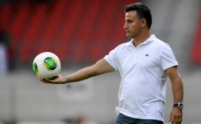 Pelatih Saint-Etienne Ini Kolaps karena Kepalanya Terantuk Gawang