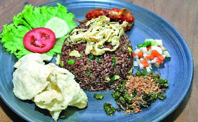 MENU MBG - pada perayaan ultah ke-74 Prabowo Subianto, menu MBG diubah jadi nasi goreng plus telor ceplok, kegemarannya. (Warta Kota/Nur Ichsan)