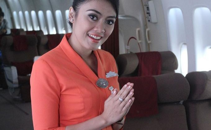 Pramugari Salat di Pesawat Kebanjiran Follower
