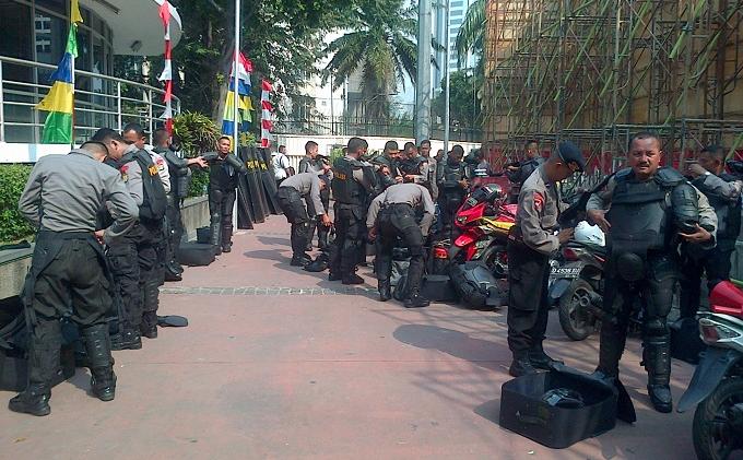 Aksi Massa Kubu Prabowo Ricuh, Polisi Tembakkan Gas Air Mata