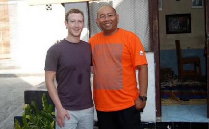 Mark Zuckerberg Akrab dengan Warga Yogyakarta di Pos Ronda
