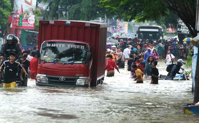 Banjir Perumahan Ciledug Indah Putuskan Ruas Jalan
