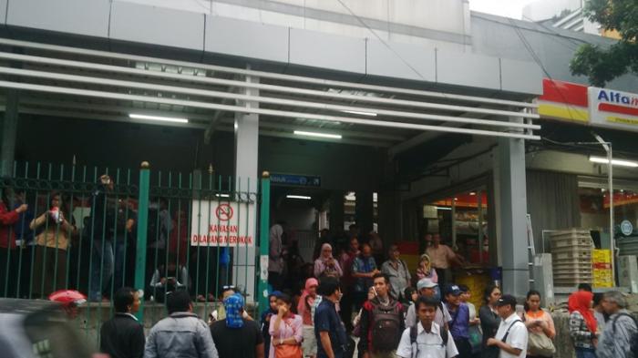 Penumpukan Calon Penumpang Terjadi di Stasiun Sudirman
