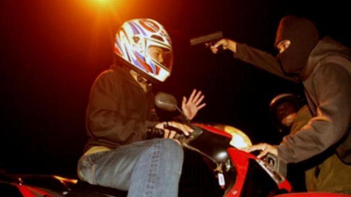 Waspada Begal di Matraman, Pemotor Jadi Korban Setelah Dikepung Komplotan Begal di Flyover Pramuka