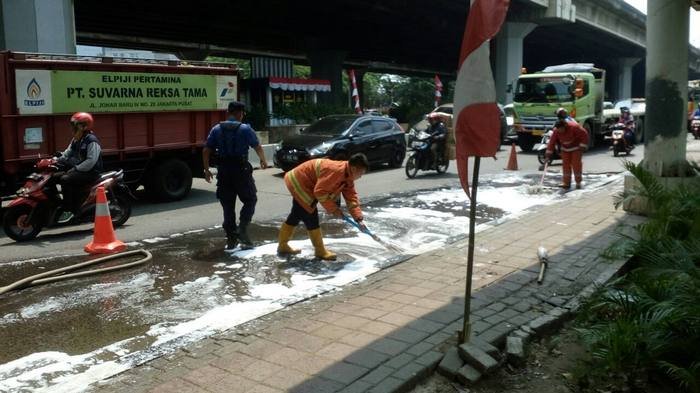 Puluhan Motor Terpeleset karena Tumpahan Minyak Oli di Jalan Yos Sudarso