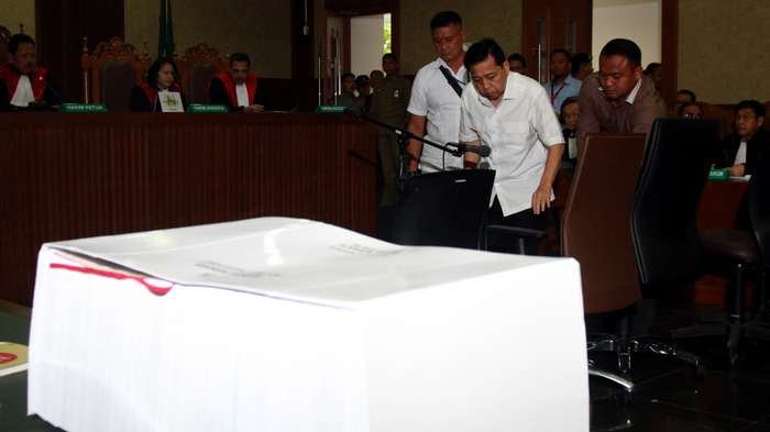 Usai Dakwaan Dibacakan, Setya Novanto Berjalan Lunglai Sempatkan Salami Istri