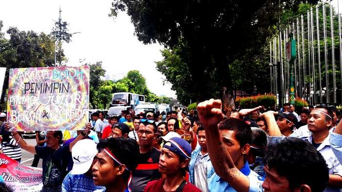 Setoran Nombok Terus, Sopir Angkot Menjerit di Depan Balai Kota