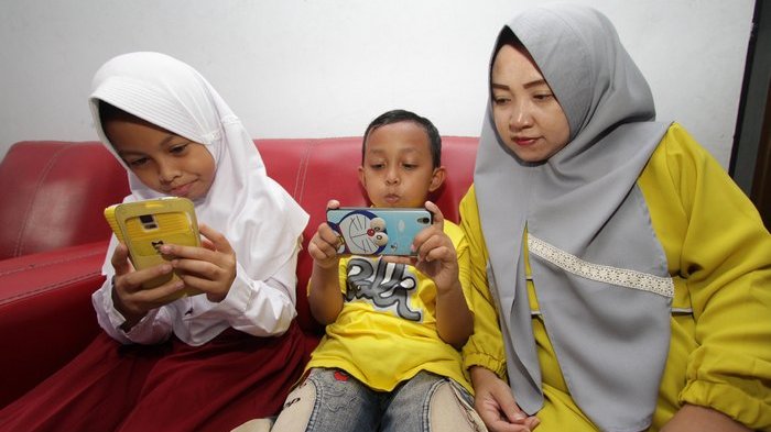 ILUSTRASI - Orang tua yang mendampingi anak menggunakan gawai