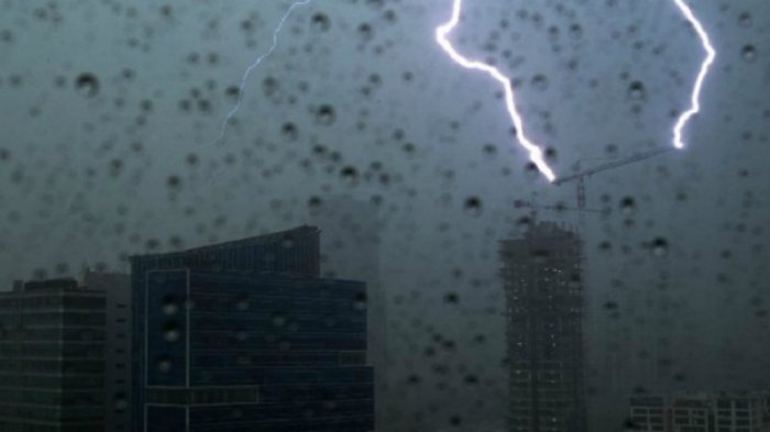Prakiraan Cuaca Jakarta Minggu 16 April, Siang Hujan Petir dengan Udara Panas