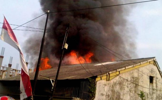 Permukiman Padat Penduduk Kwitang Terbakar Hebat, 20 Unit Rumah Warga Dilalap Si Jago Merah