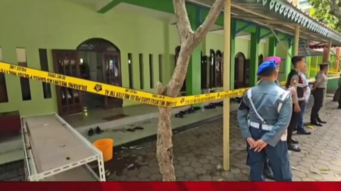 54 KORBAN LEDAKAN - Kapolda Metro Jaya, Irjen Asep Edi Suheri, memberikan keterangan terkait ledakan yang terjadi di masjid SMAN 72 Jakarta di wilayah Kelapa Gading, Jakarta Utara, Jumat (7/11/2025) siang. Irjen Asep mengatakan ledakan terjadi saat salat Jumat di gelar di masjid tersebut.